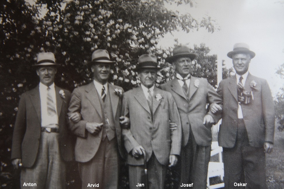 bilder_bengts_mor_rundqvist_anton,_arvid_janne,josef_samt_oskar_rundqvist_-_broumlderna_fraringn_sjoumlkvarn_2.jpg